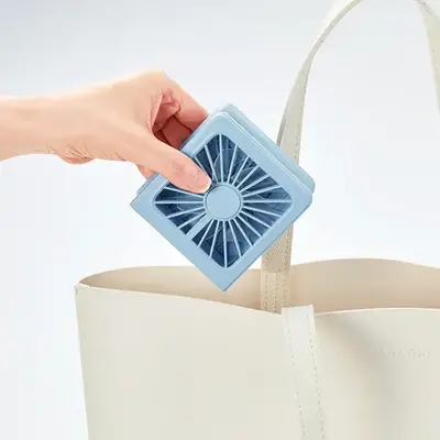 折りたたんでコンパクトに携帯できます。 折りたたんでコンパクトに携帯できます。