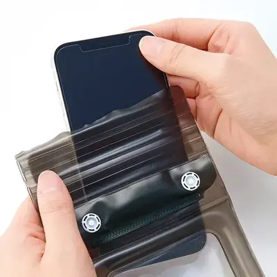 開口部からスマホを入れます。 開口部からスマホを入れます。