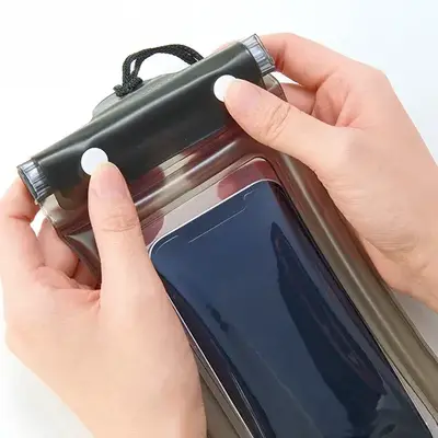 ジップ部分をしっかり閉めて、手前に二度折り込んでスナップボタンを止めます。 ジップ部分をしっかり閉めて、手前に二度折り込んでスナップボタンを止めます。