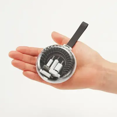 コンパクトに持ち運びできます。 コンパクトに持ち運びできます。