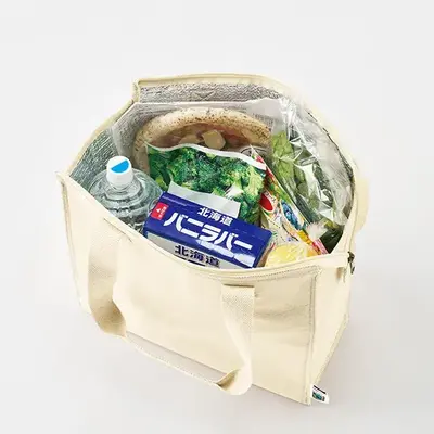 肩掛けができしっかりとした容量もあるため 食料品のお買い物用バッグとしてぴったりです。
