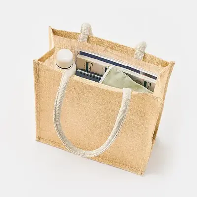 A4サイズが縦に入るスクエア型なので資料入れにも便利。