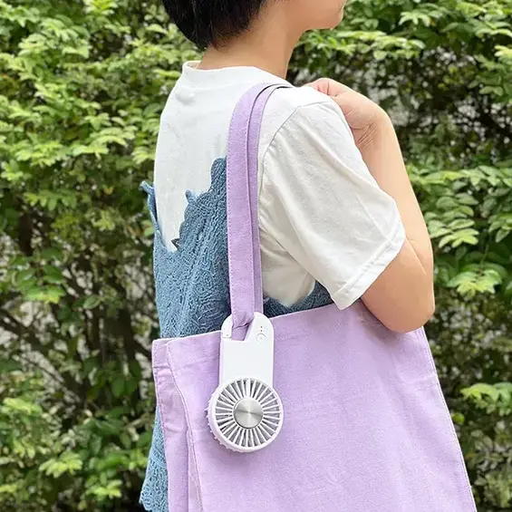 カラビナ付きなので、バッグなどにぶら下げて持ち運びできます。