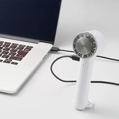 カラビナ底面部分には滑り止めが付いているので、スタンドファンとしてもお使いいただけます。