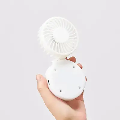 持ちやすい形状、風量は3段階に切り替えられます。