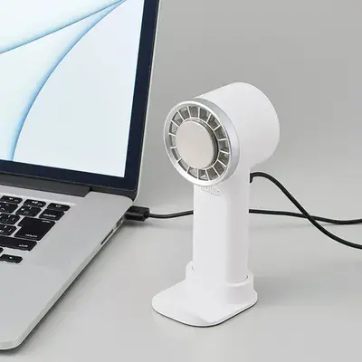 付属のスタンドパーツを一緒に使用すれば、デスクファンやスマホスタンドとしても使用できて便利です。