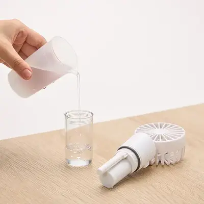 自動ミスト機能付き。細かいミスとの気化熱で気持ちよくクールダウンできるハンディファンです。
