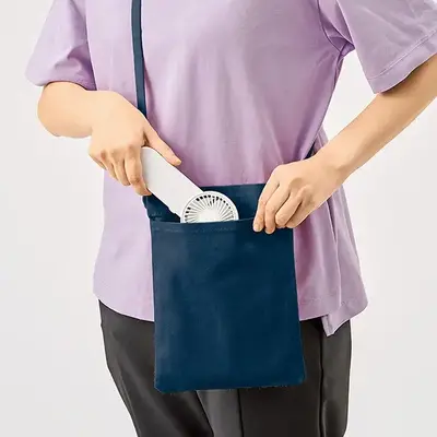 スマホと同等のサイズ感で、バッグ内でかさばらず持ち歩きにもぴったりです。