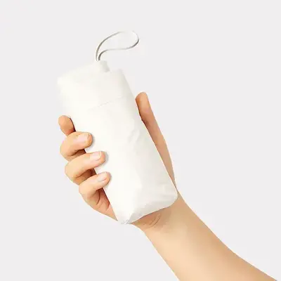 スマホとあまり変わらないコンパクトサイズに折りたたんで収納できます。