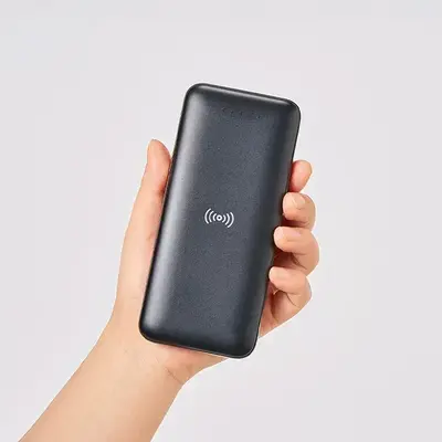 ほぼスマホサイズ、シンプルデザインで名入れが映えます。