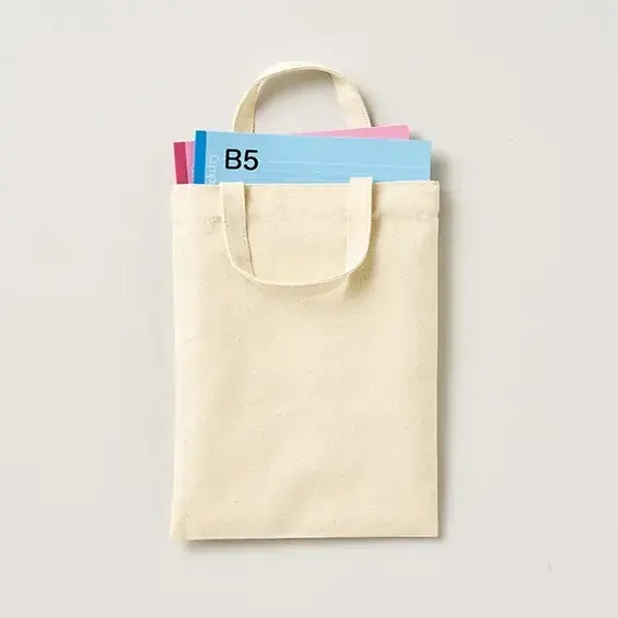学校などで使うノート（B5）が入るサイズ感です。