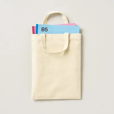 学校などで使うノート（B5）が入るサイズ感です。
