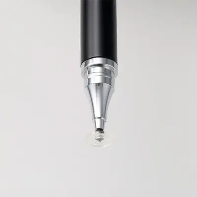 タッチペン先端は透明ディスクになっており視界を邪魔しないためタッチ操作しやすく ディスプレイに触れる部分がよく見えるため細かい操作にも便利です。