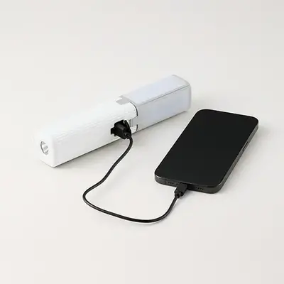 チャージャー機能付きなので、避難時の緊急モバイルバッテリーとしても使用できます。