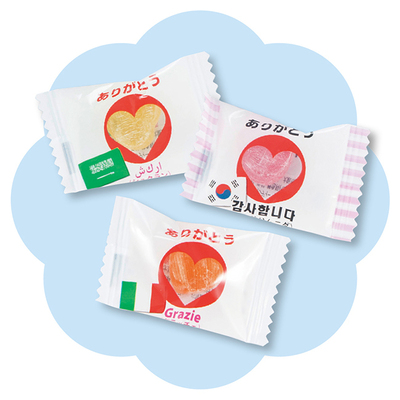 国旗と、さまざまの国のことばで「ありがとう」が書かれたフルーツキャンディのすくいどり 国旗と、さまざまの国のことばで「ありがとう」が書かれたフルーツキャンディのすくいどり
