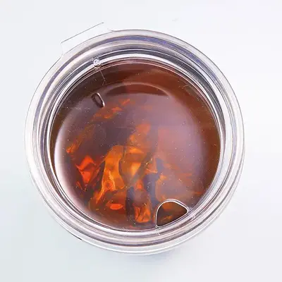 蓋をしたまま中身が見え、そのまま飲める飲み口が開いたクリア上蓋。 蓋をしたまま中身が見え、そのまま飲める飲み口が開いたクリア上蓋。