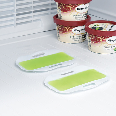 保冷ジェルは冷凍庫で凍らせて使用します。