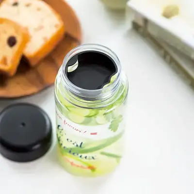 飲み口付きの内蓋がついてます。 飲み口付きの内蓋がついてます。