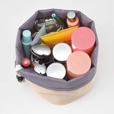 内側のループやポケットを使えば上手に分別できます。 内側のループやポケットを使えば上手に分別できます。