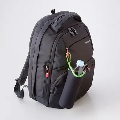 カラビナ付きなのでバッグパックなどにぶら下げて持ち運びできます。 カラビナ付きなのでバッグパックなどにぶら下げて持ち運びできます。
