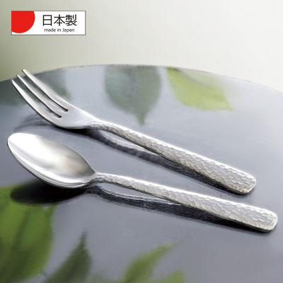 ハンドル部分の鎚目が何とも美しい逸品です。 ハンドル部分の鎚目が何とも美しい逸品です。