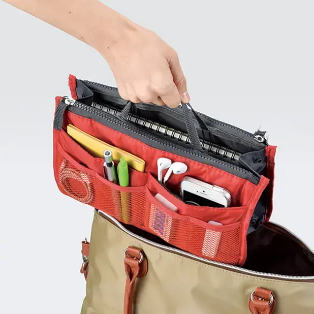 バッグインバッグとしたサッと持ち出せ、荷物の移し替えも簡単。