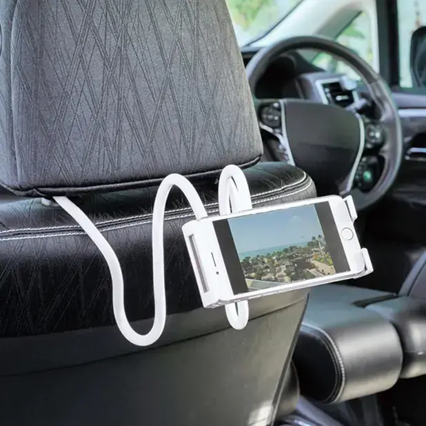 ヘッドレストにセットして車内でスマホを固定して見ることもできます。
