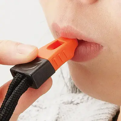 災害時に居場所を知らせるホイッスル付き 災害時に居場所を知らせるホイッスル付き