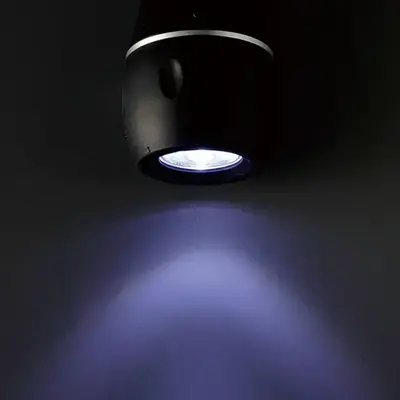 懐中電灯として。2段階に明るさを変えられます。 懐中電灯として。2段階に明るさを変えられます。