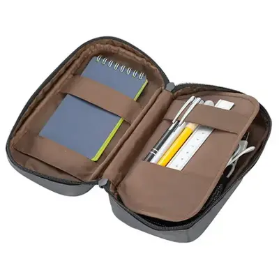 メモ帳を含むステーショナリーグッズやスマホ周辺機器などをまとめて入れられ便利。 メモ帳を含むステーショナリーグッズやスマホ周辺機器などをまとめて入れられ便利。