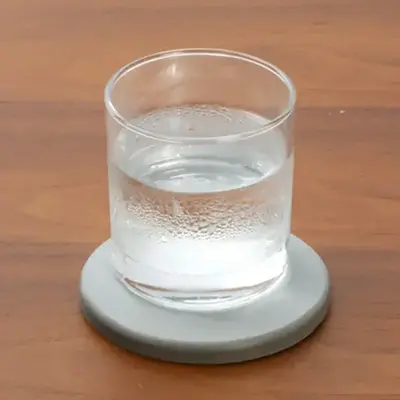 温度差から生まれる水滴をサッと吸収、テーブルを濡らしません。 温度差から生まれる水滴をサッと吸収、テーブルを濡らしません。