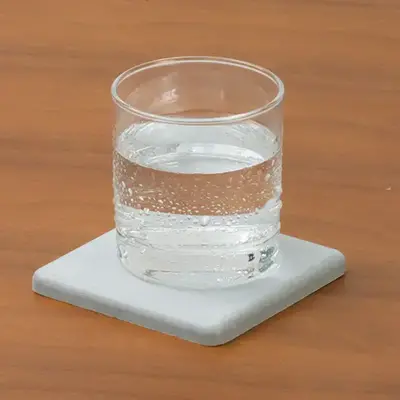 温度差から生まれる水滴をサッと吸収、テーブルを濡らしません。