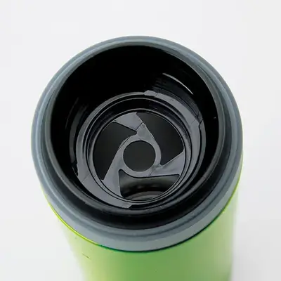 飲み口には氷ストッパーがついていますので、冷やすために入れた氷が口に入ってくることを防ぐことができ飲みやすい。 飲み口には氷ストッパーがついていますので、冷やすために入れた氷が口に入ってくることを防ぐことができ飲みやすい。