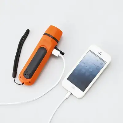 内臓の蓄電池からスマホへの充電ができます。 内臓の蓄電池からスマホへの充電ができます。