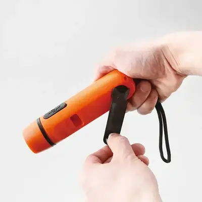 電源がない場合に備え手回しによるダイナモ充電も可能です。 電源がない場合に備え手回しによるダイナモ充電も可能です。