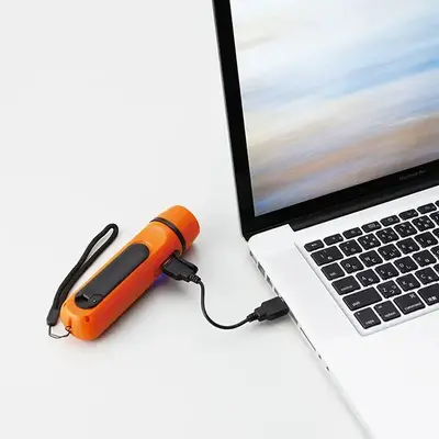 PC等USBポートがあればケーブルを介して充電できます。 PC等USBポートがあればケーブルを介して充電できます。