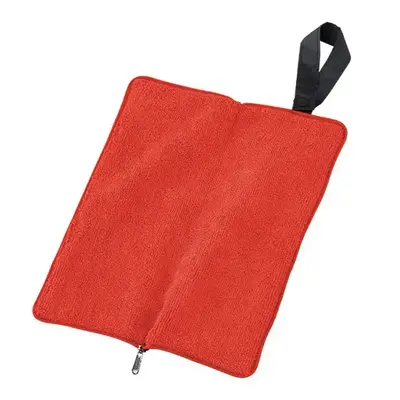 開けばタオルとして使え、濡れた鞄などを拭くことができます。