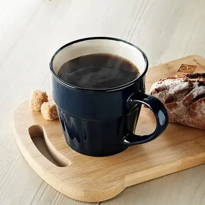 コーヒーや紅茶にちょうどいい磁器製のマグカップです。