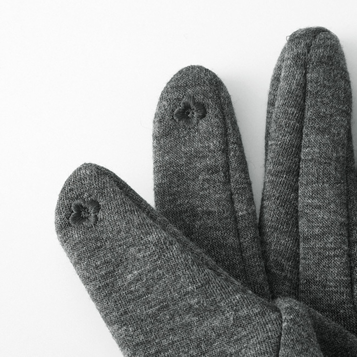 両手親指と人差し指の刺しゅう部分にはタッチパネルに対応する糸を使用しています。