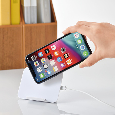 充電しながらスマホスタンドとしても使えます。 充電しながらスマホスタンドとしても使えます。