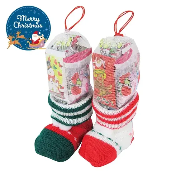 ニットでできたオシャレなクリスマスブーツ。お菓子5点が入っています。